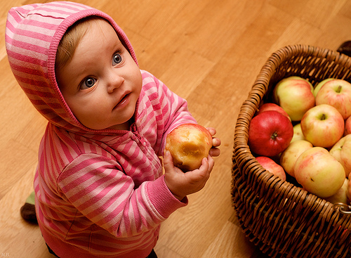 mela in mano ad una bimba
