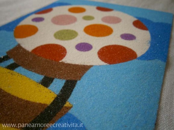 Sabbia colorata naturale e strumento per creare la pittura con la