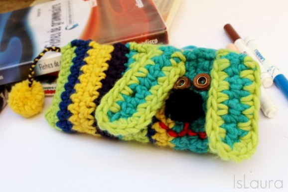 Astuccio-con-cane-a-crochet-600