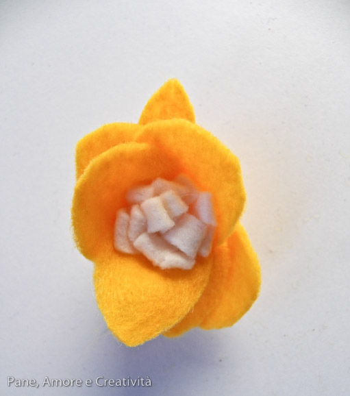fiore giallo di feltro