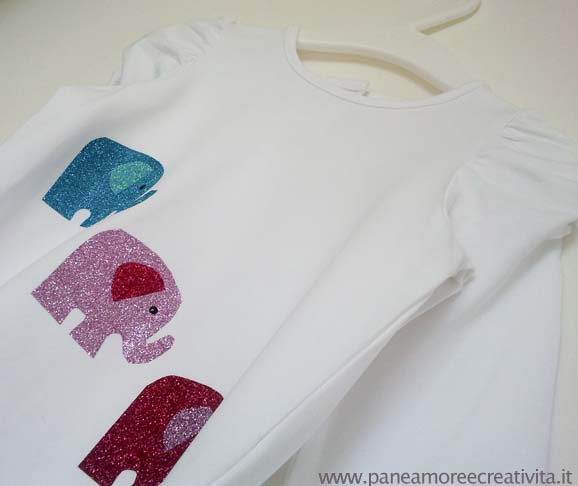 Idee regalo bambini: La maglietta con gli elefantini glitter fai da te