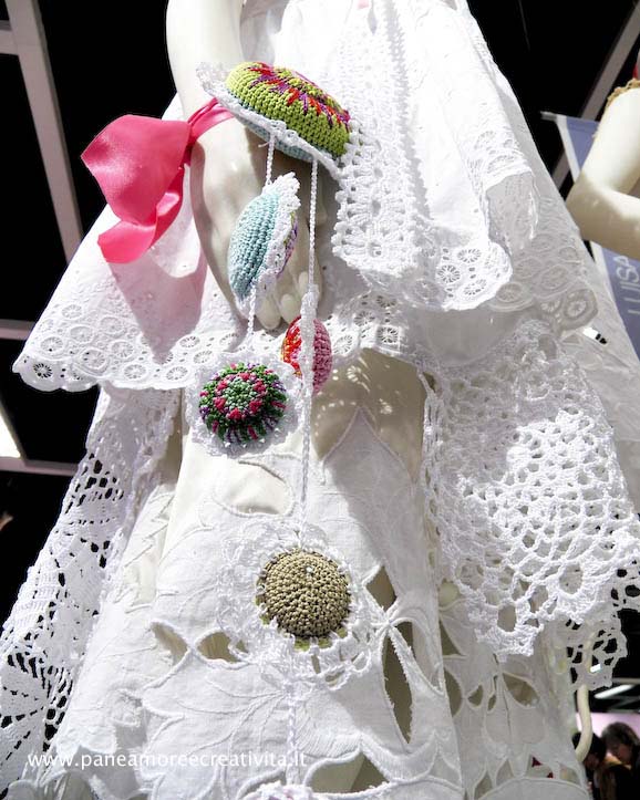 Abilmente: centrini e filati colorati compongono gli abiti da sposa ideati da Luisa De Santi