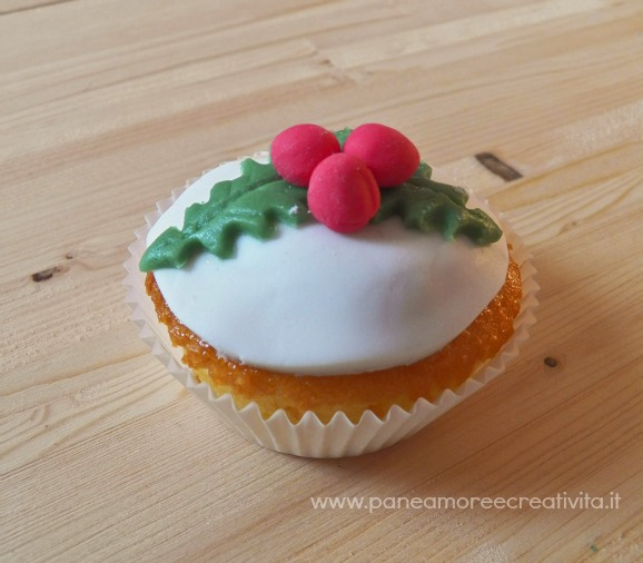 Natale in cucina: come decorare un muffin con l'agrifoglio in pasta di zucchero