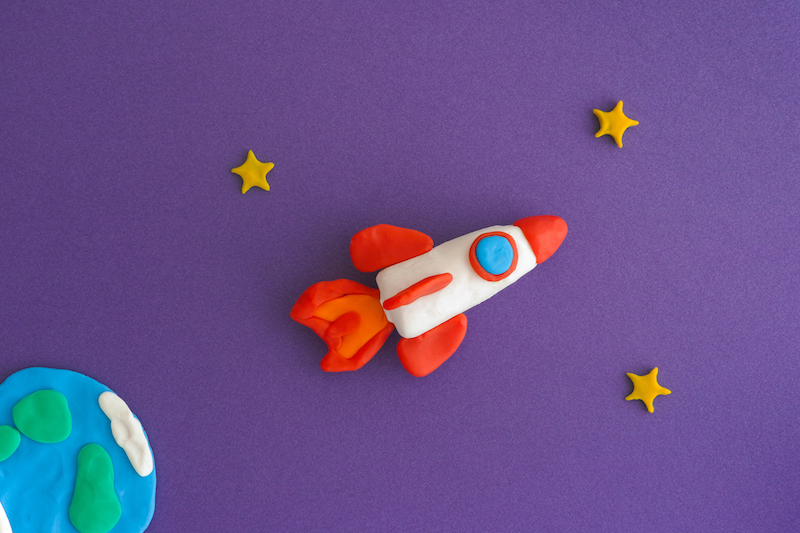 razzo di plastilina - idee a tema luna per bambini