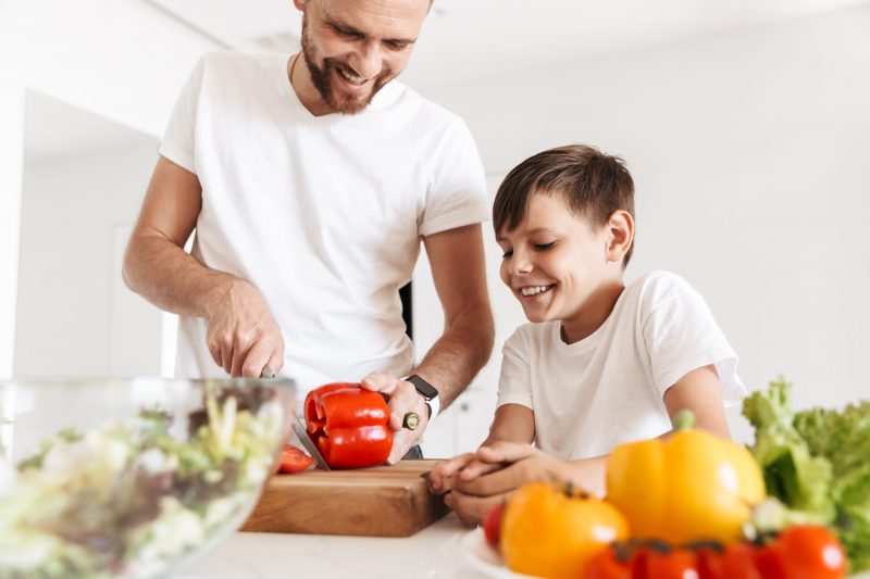 bambino che cucina per il papa
