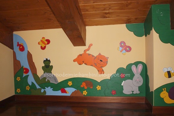 La cameretta con le pareti decorate con disegni di legno