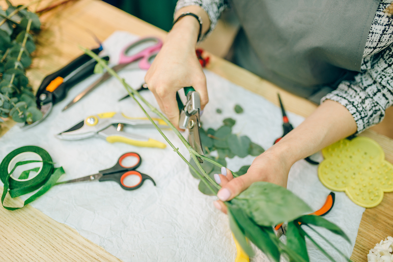 preparazione del verde per creazione bouquet