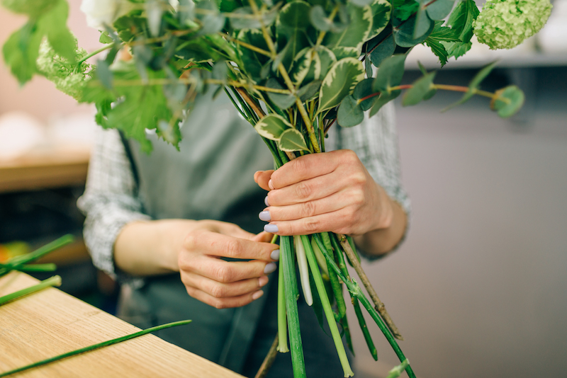 preparazione mazzo di rose