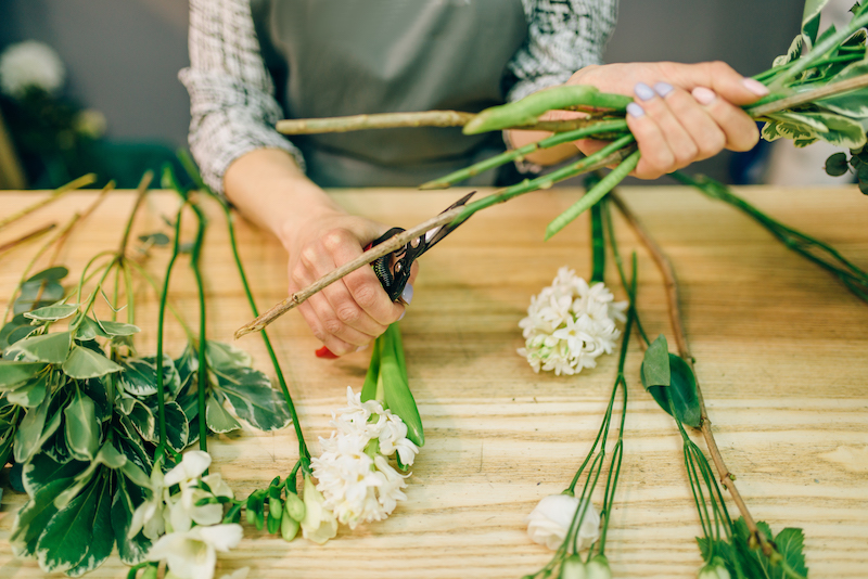 taglio gambi per bouquet di fiori