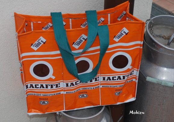 La borsa creata riciclando buste da caffè