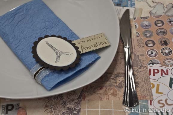 Le tavole: decorazioni in blu realizzate con la carta