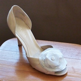 scarpa decorata con fiore in stoffa.jpg