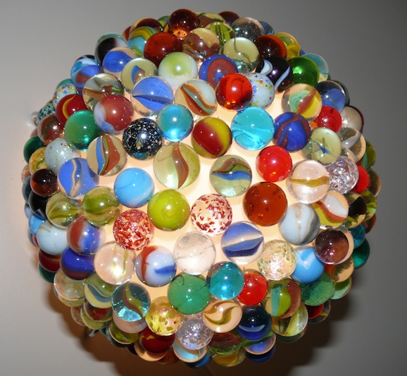 Arredo fai da te: la lampada di biglie vintage