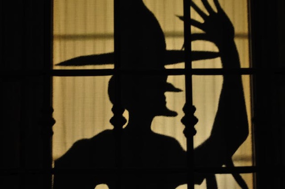 Decorazioni per Halloween: la strega alla finestra