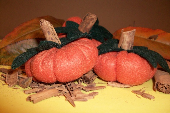 Zucche di feltro al profumo di cannella