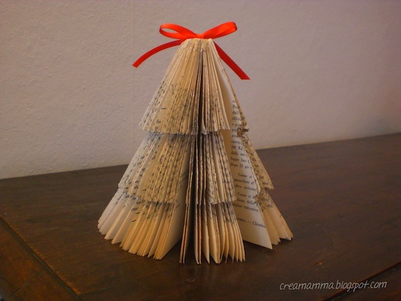 L’albero di Natale creato con il libro riciclato