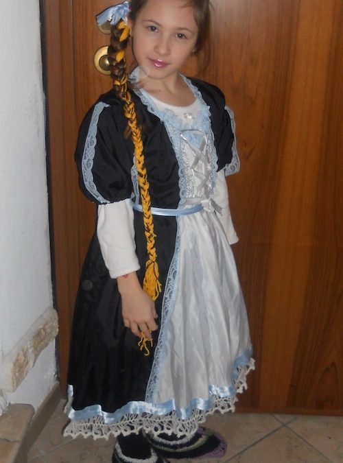 Idee di carnevale: il costume da Raperonzolo di Elena