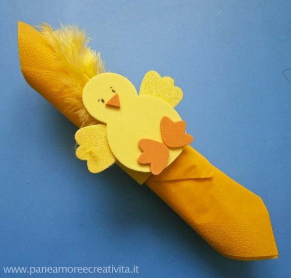 Creare con i bambini: il fermatovagliolo con il pulcino per la tavola di Pasqua