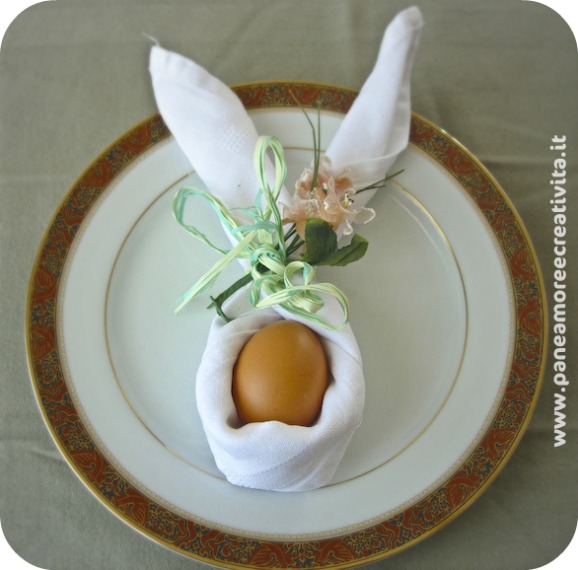 Idee per la tavola di Pasqua: il tovagliolo piegato a coniglietto