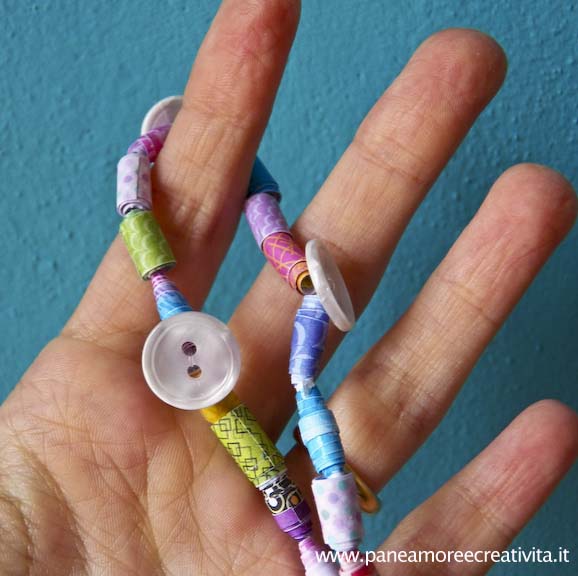 Idee per riciclare la carta: il bracciale di carta e bottoni