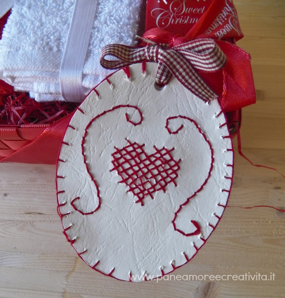Idee Natale fai da te: il biglietto di carta ricamato con il cuore