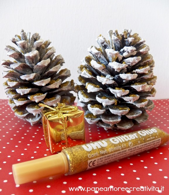 Decorazioni Natale: le pigne d’oro con la neve