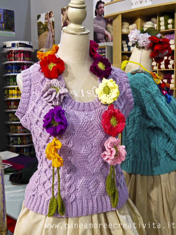 maglia-lilla-con-collana-fiori