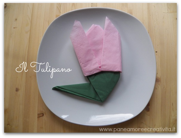 Idee per decorare la tavola: il tovagliolo piegato a tulipano