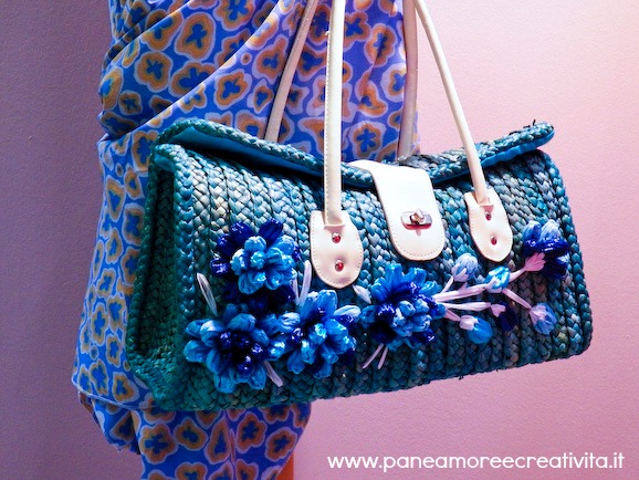 borsa paglia blu con fiori rafia