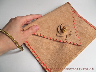 pochette-in-pelle-fatta-a-mano-indossata