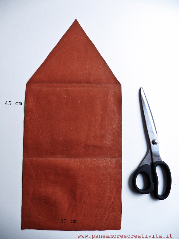 taglio-borsa-in-pelle-con-forbice