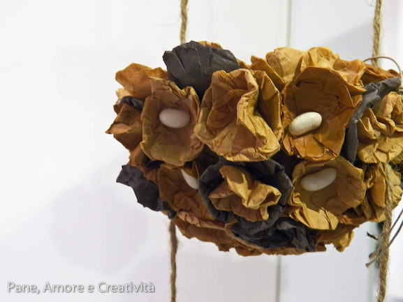 decorazione fiori in ecrù