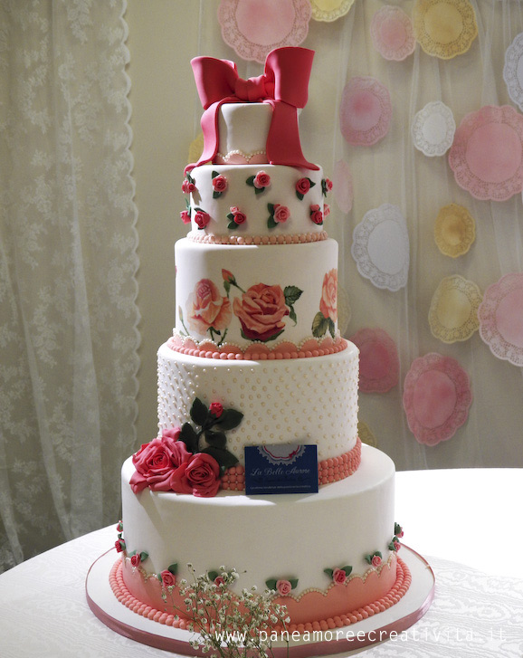 torta-con-rose-e-fiocco-rosso