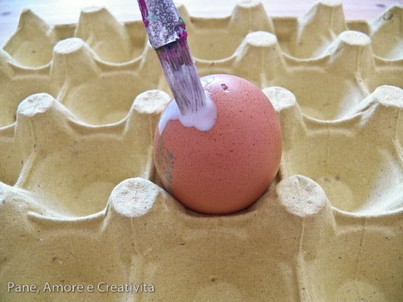 uovo di gallina e colla