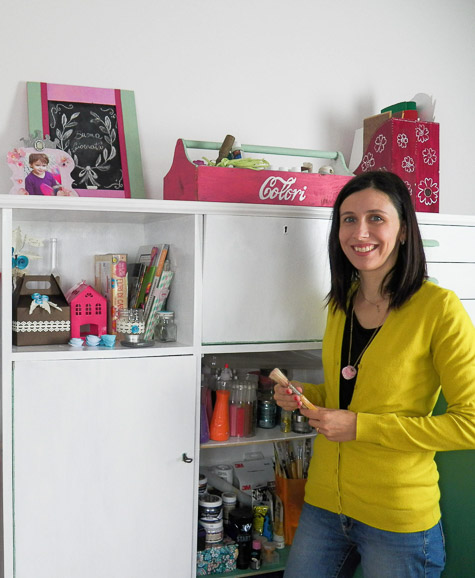 Linda_davanti_al_mobile_della_craft_room