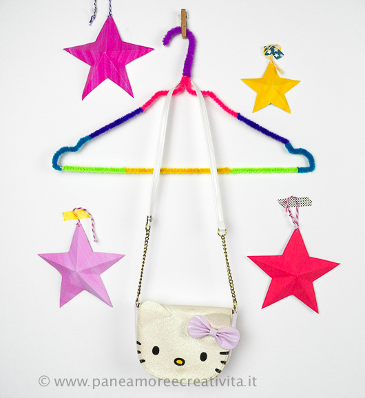 Idee per organizzare l’armadio dei bambini: appendini colorati fai da te!