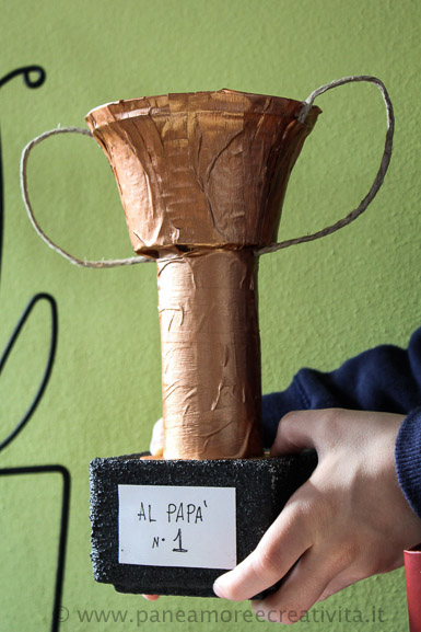 Lavoretti festa del papà: la coppa per il miglior papà, da creare con materiali di riciclo