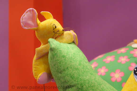 La cameretta del bambino con gli arredi cuciti a mano dalle CreativeMamy