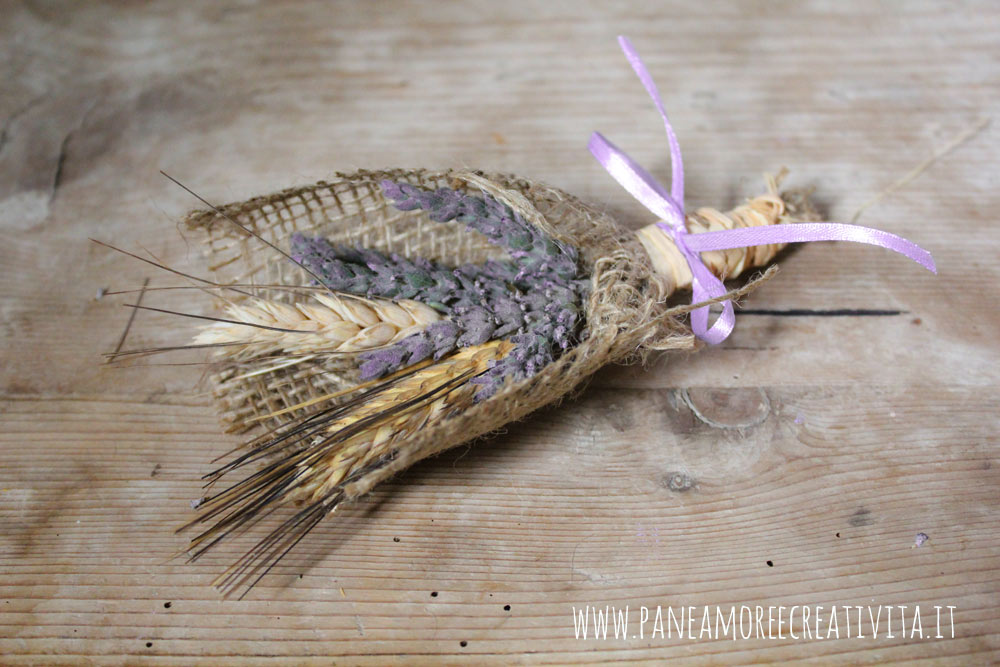 Come fare una boutonnière per lo sposo alla lavanda