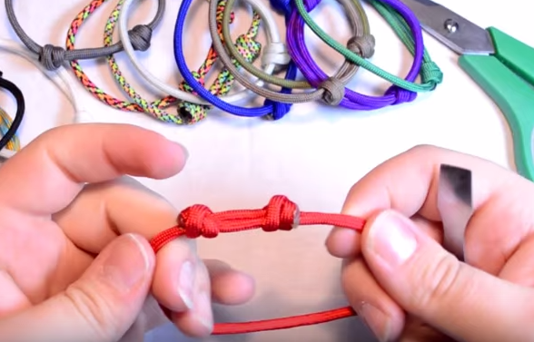 Come fare un nodo scorrevole per collane e bracciali