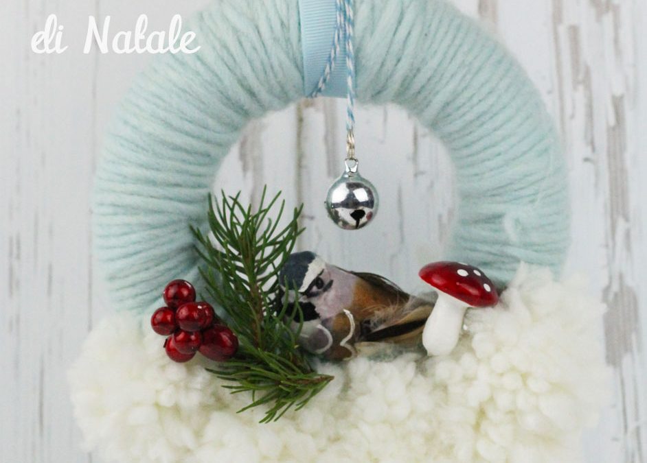 La corona di Natale con i pon pon di lana