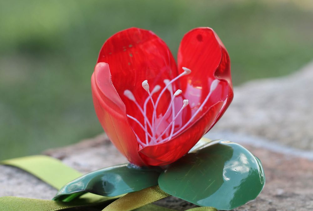 Idee per riciclare le bottiglie: il fiore bracciale fai da te