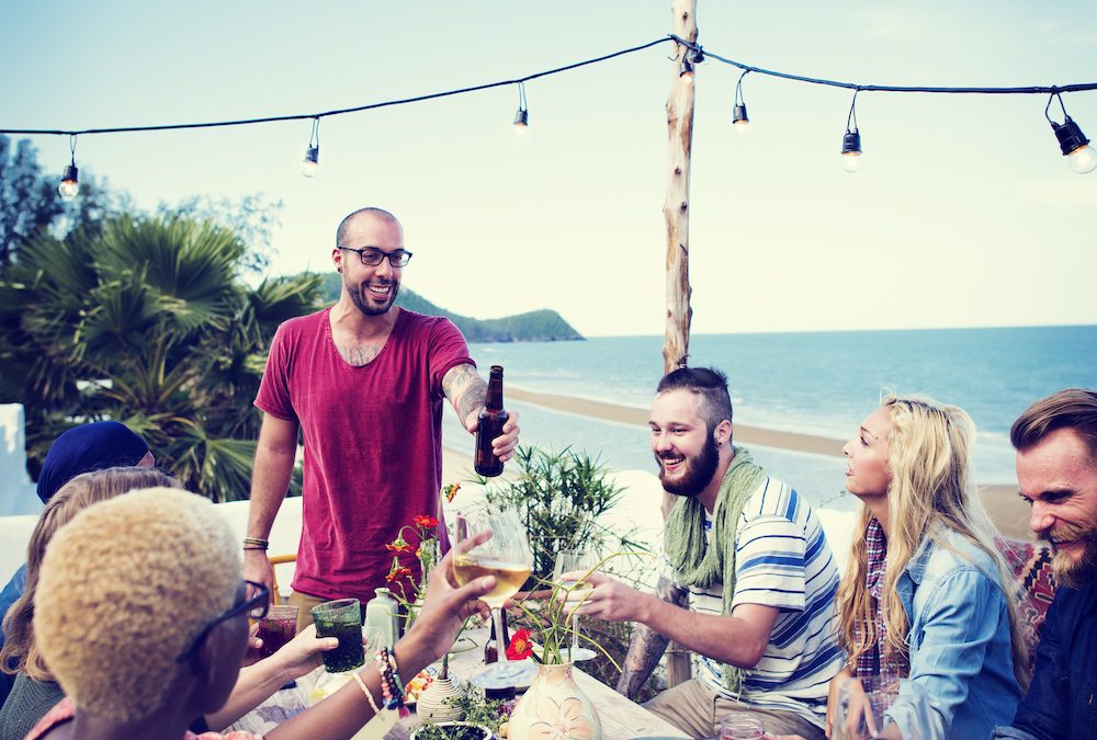 10 idee per organizzare una cena in estate originale