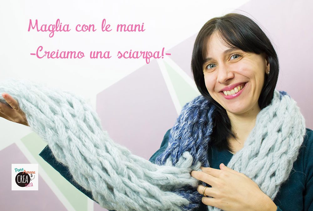 sciarpa a maglia con le mani