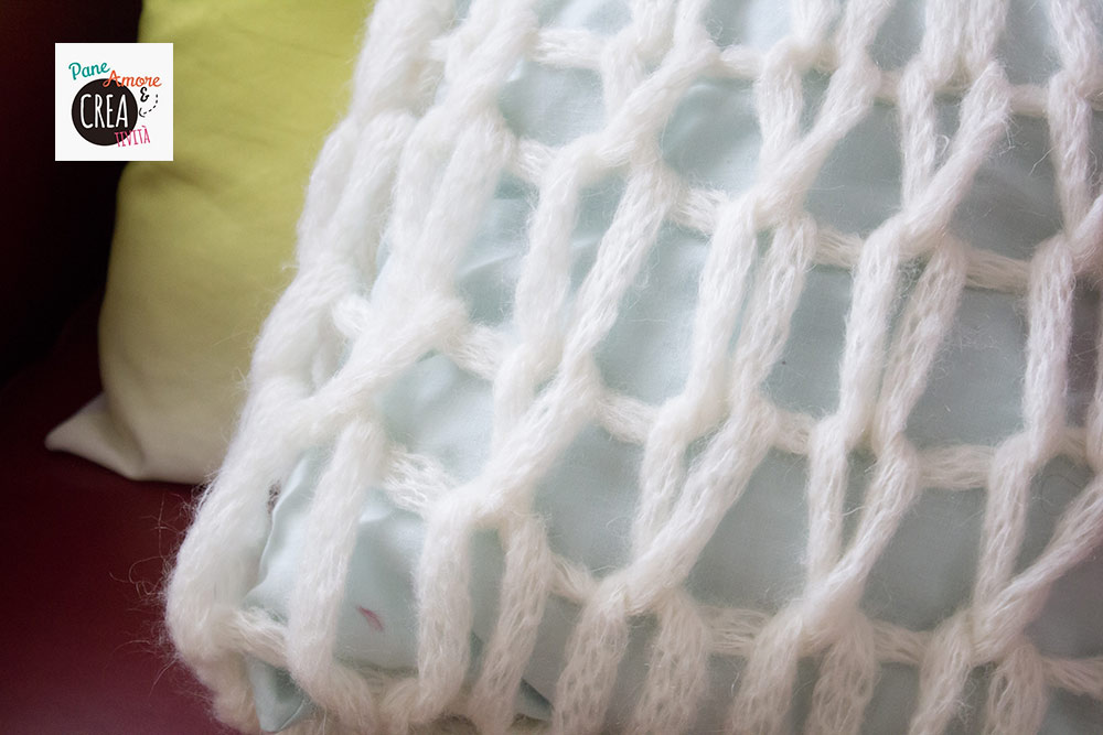 cuscino-a-maglia-con-le-mani-tutorial