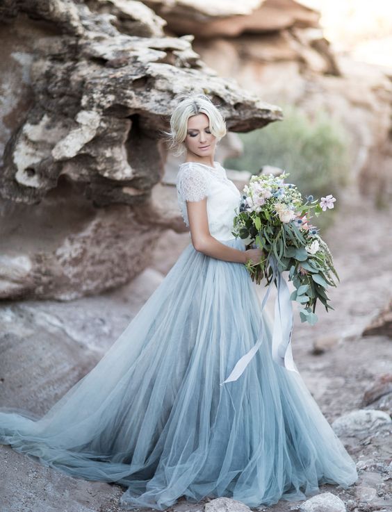 abito da sposa azzurro