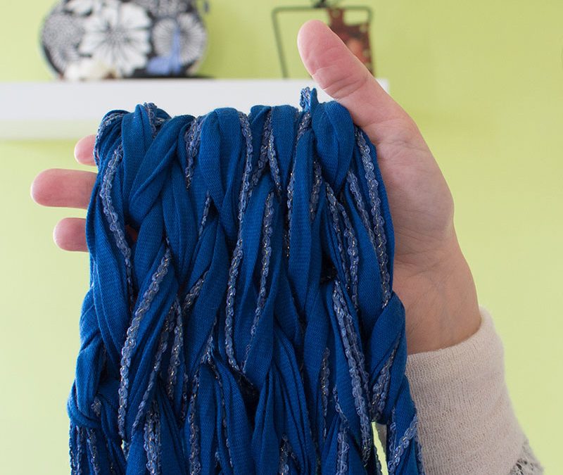 Come fare uno scaldacollo con le mani con i filati sottili