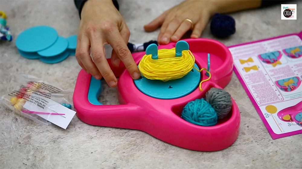 Macchina per fare i pompon - momento di lavoro con il filato