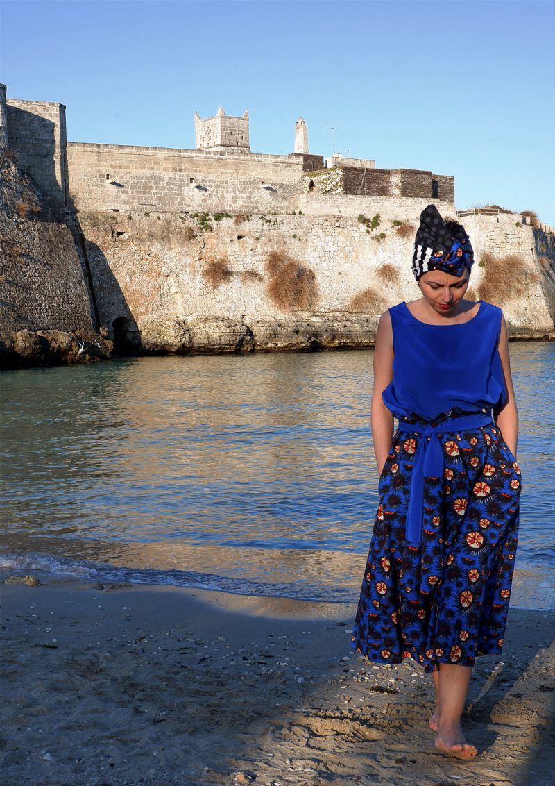 pugliamia - vestito blu con sfondo mare
