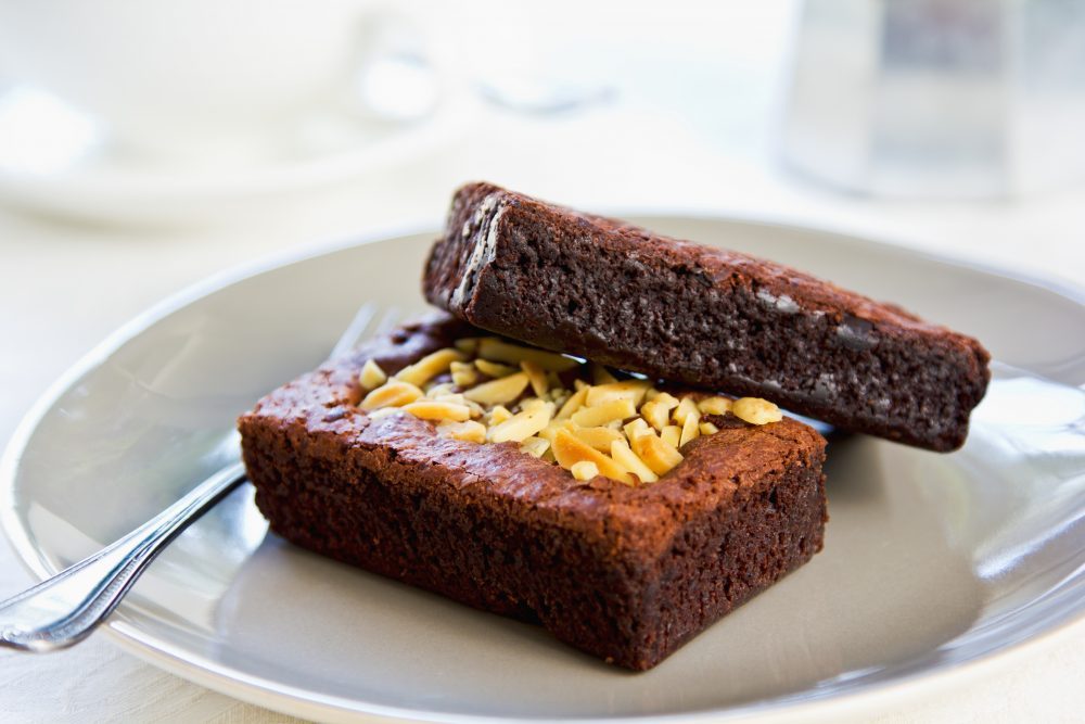 Dolce al cioccolato con nocciole e pere